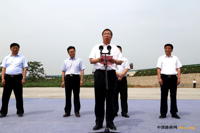 圖為中國鐵建總裁莊尚標在合銅、吳華高速公路項目開工儀式發(fā)表重要講話